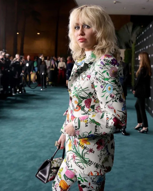 Qırmızı xalçanın diqqət çəkənləri... - FOTOLAR