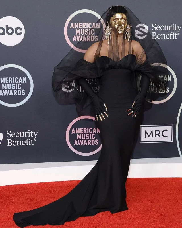 Qırmızı xalçaya damğa vuranlar...