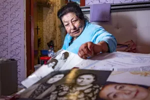 Dözülməz şəraitdə yaşayan tanınmış müğənni ağlayaraq kömək istədi - VİDEO