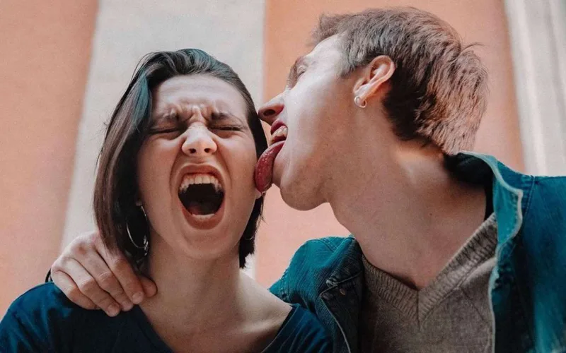 Bakıda podiumda öpüşən cütlük kimdir? - Fotolar