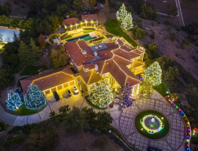 Məşhurların evi Milad üçün işıqlandırıldı