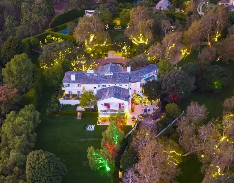 Məşhurların evi Milad üçün işıqlandırıldı