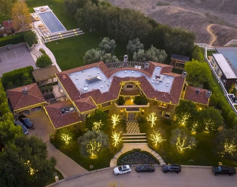 Məşhurların evi Milad üçün işıqlandırıldı