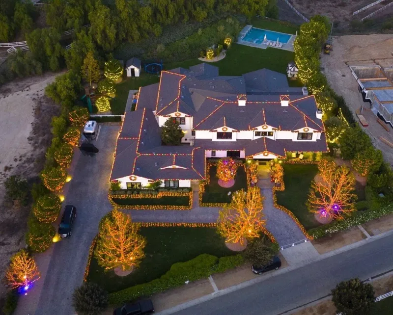 Məşhurların evi Milad üçün işıqlandırıldı