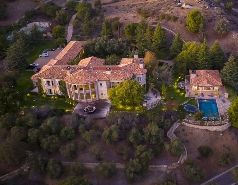 Məşhurların evi Milad üçün işıqlandırıldı