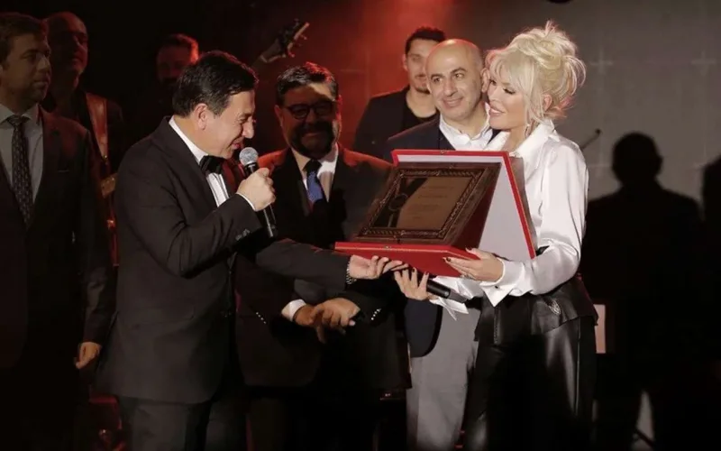 Mədəniyyət elçisi oldu, səhnədə ağladı