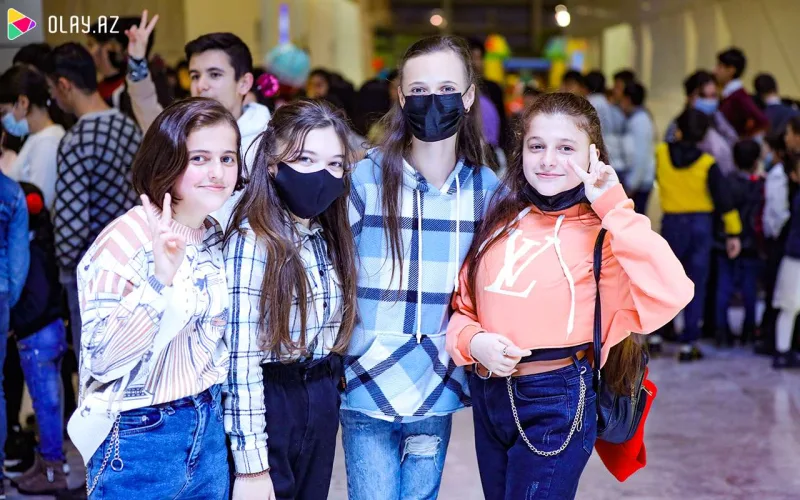 Məşhurlar övladları ilə “Cırtdan”ı izlədi- Fotolar