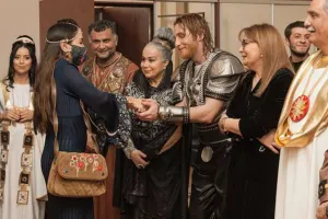 Leyla Əliyeva “AzDrama”da aktyorlarla görüşdü