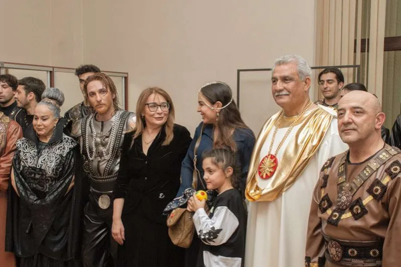 Leyla Əliyeva “AzDrama”da aktyorlarla görüşdü