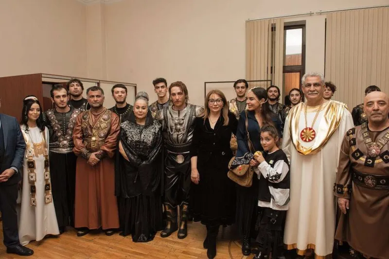 Leyla Əliyeva “AzDrama”da aktyorlarla görüşdü