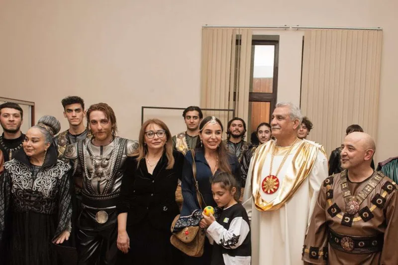 Leyla Əliyeva “AzDrama”da aktyorlarla görüşdü