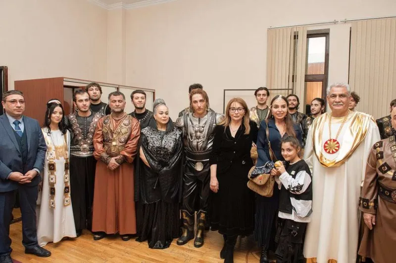 Leyla Əliyeva “AzDrama”da aktyorlarla görüşdü