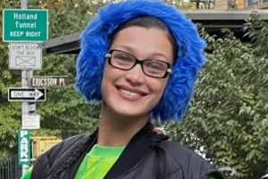 Bella qulaqlıqda foto paylaşdı, trend oldu