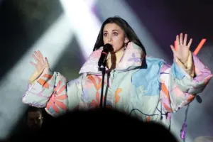 Niderland müğənnisindən Şövkət Ələkbərova paylaşımı