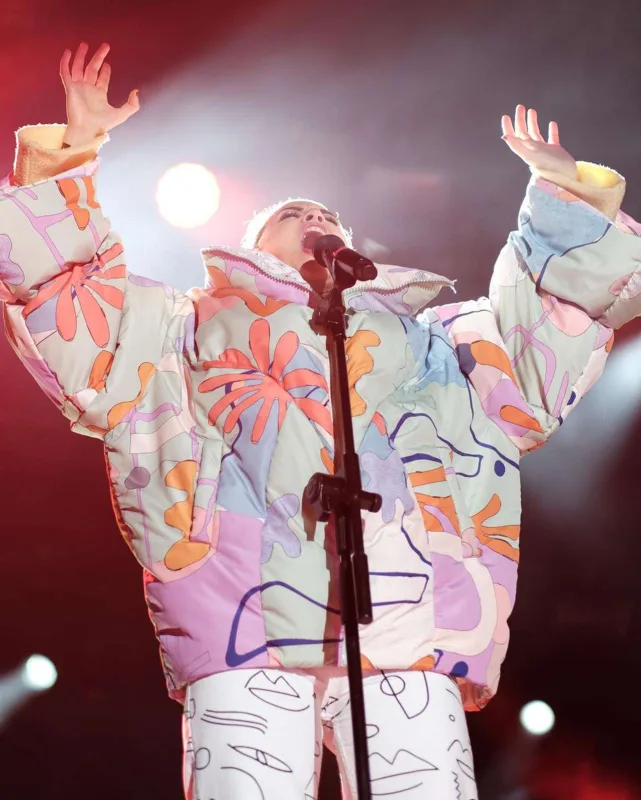 Niderland müğənnisindən Şövkət Ələkbərova paylaşımı