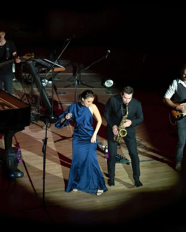 Niderland müğənnisindən Şövkət Ələkbərova paylaşımı