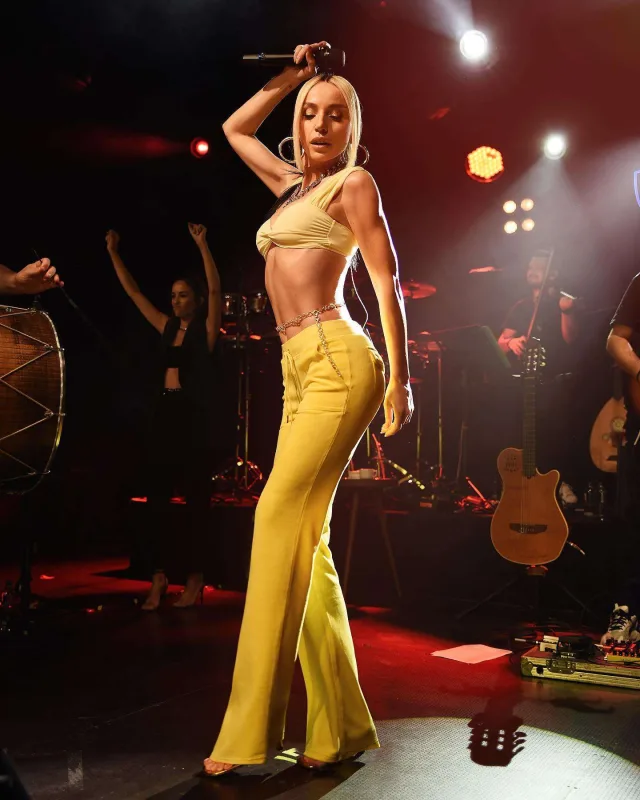 “Sən demə, insan geyiminə də diqqət göstərəndə sənətkarlığı yox olurmuş...”