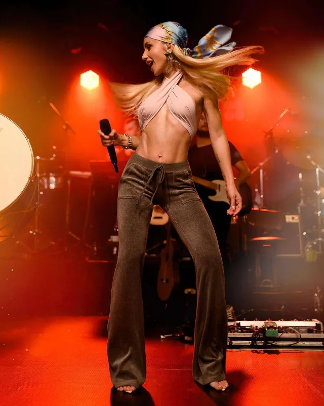 “Sən demə, insan geyiminə də diqqət göstərəndə sənətkarlığı yox olurmuş...”