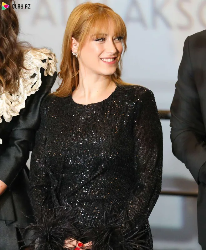 Hazal Kaya Bakıda izdihamla qarşılaşdı