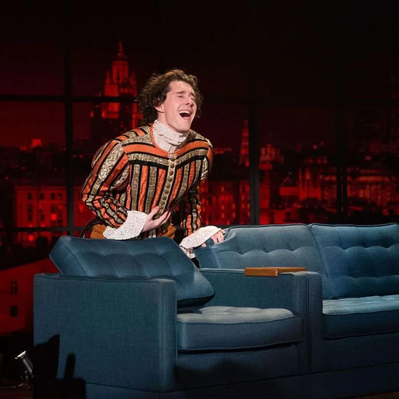 Fanatı azərbaycanlı aktyora büstqalterini atdı