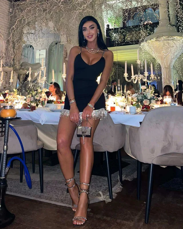 Ayaqqabısı libasından bahadır