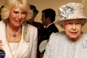 Özündən sonra onun kraliça olmağını istəyir