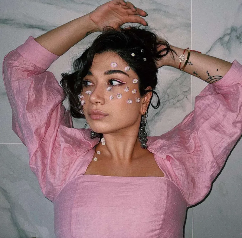 Türk futbolçu azərbaycanlı qızla sevgilidir