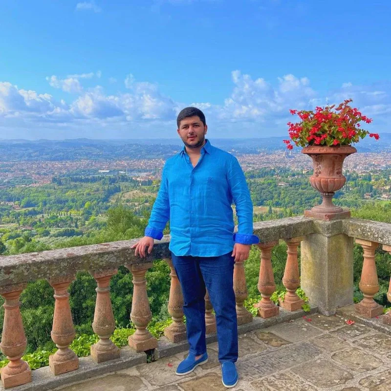 Avetisyanın əri Röyanı dinləyir