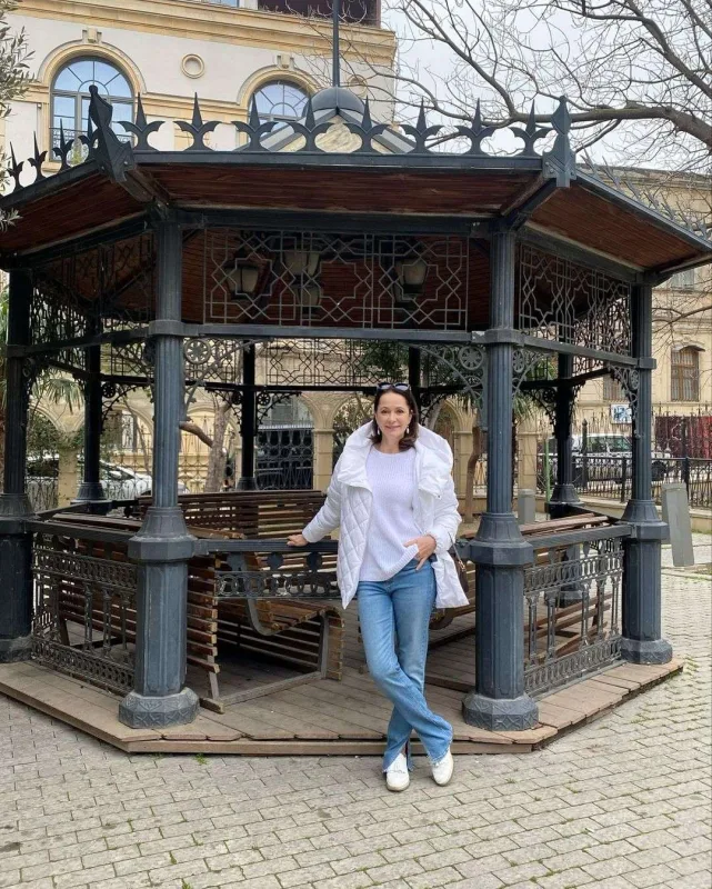 Rus aktrisa Bakıdan fotolar paylaşdı