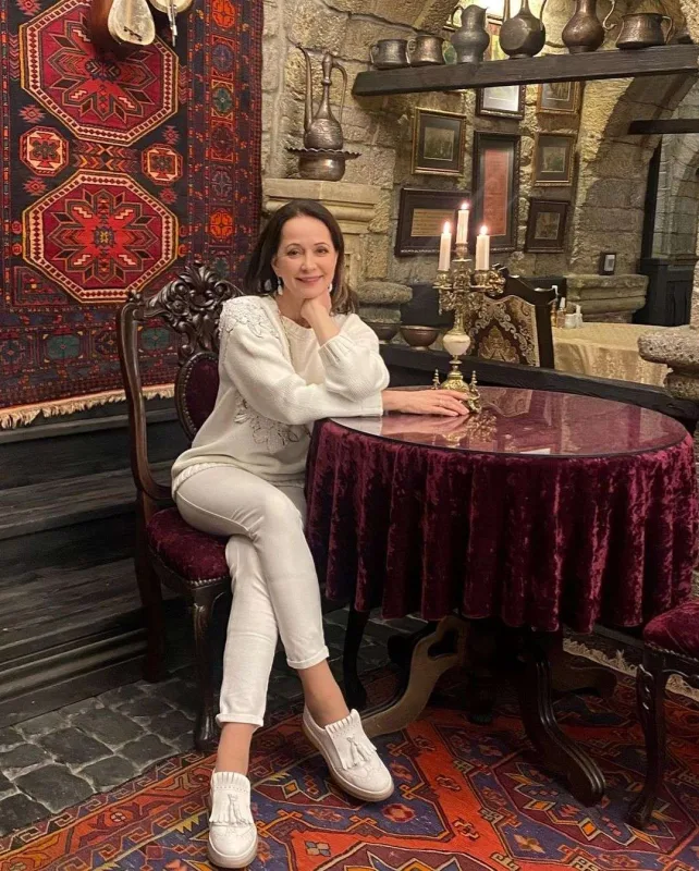 Rus aktrisa Bakıdan fotolar paylaşdı