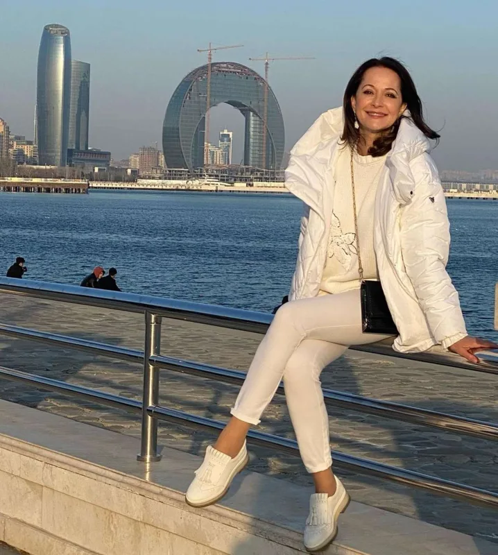 Rus aktrisa Bakıdan fotolar paylaşdı