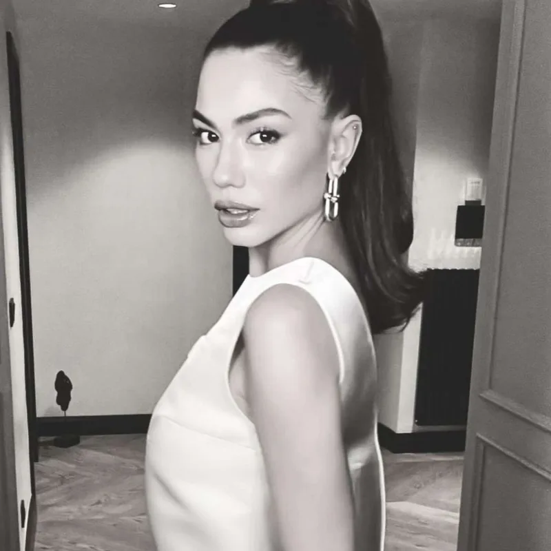 Demetin 52 minlik ad günü “look”u...