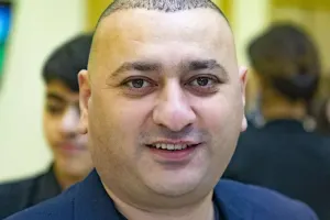 İlkin saç əkdirdi