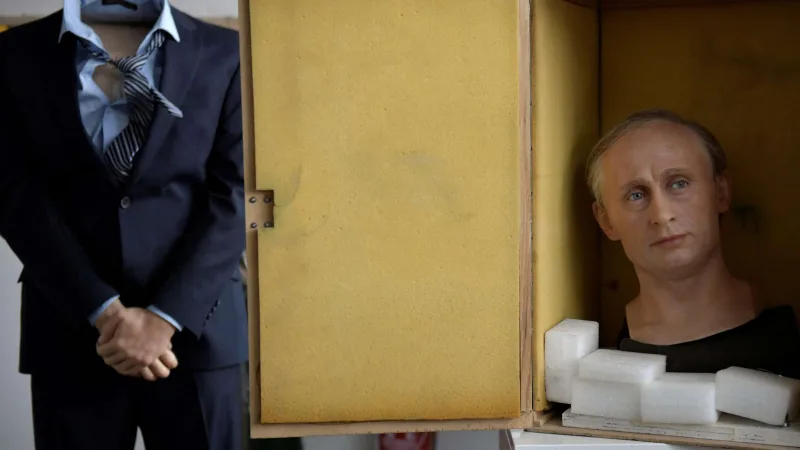 Putinin heykəli “Qreven”dən götürüldü