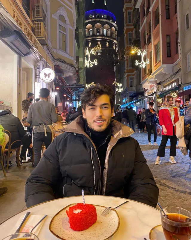 Azərbaycanlı modeldən türk ərinə ad günü təbriki