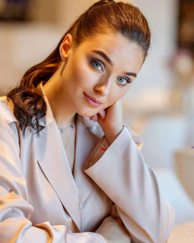 Ukrayna gözəli silah yardımı istədi