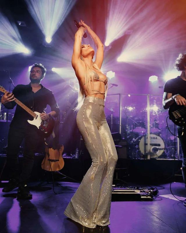 Gülşen boşanır, Ozan evdən getdi