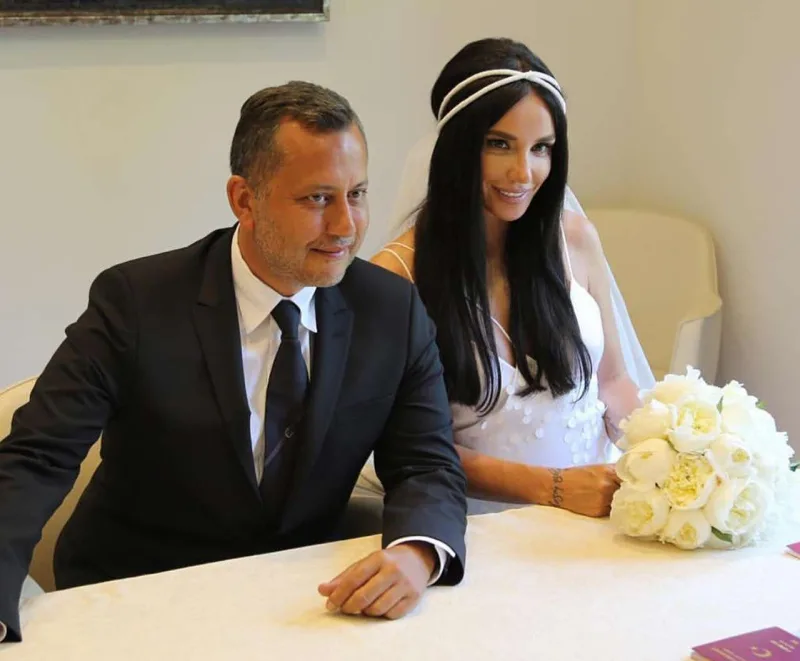 Gülşen boşanır, Ozan evdən getdi