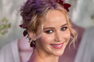 Qısa saçlı gəlinlər üçün romantik modellər