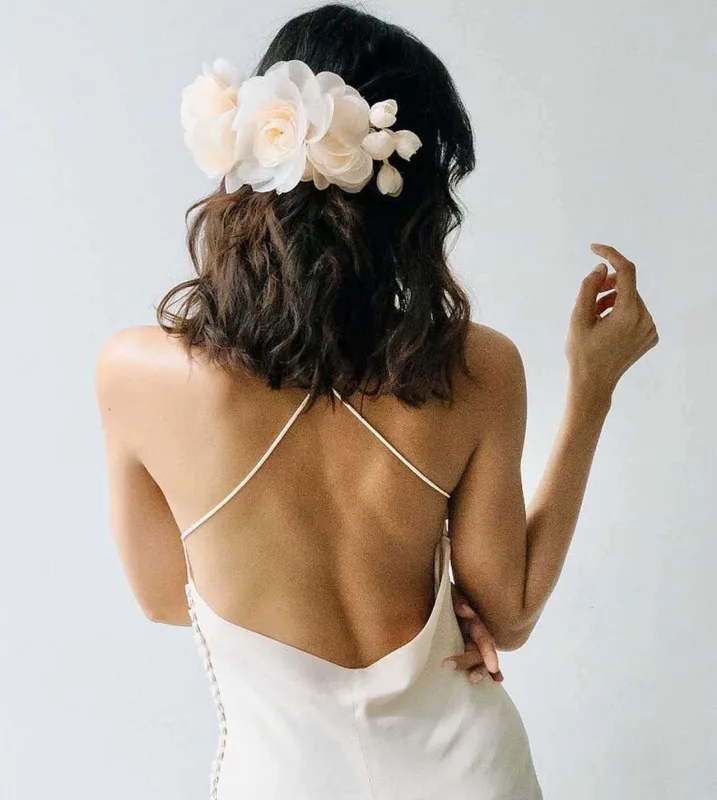 Qısa saçlı gəlinlər üçün romantik modellər