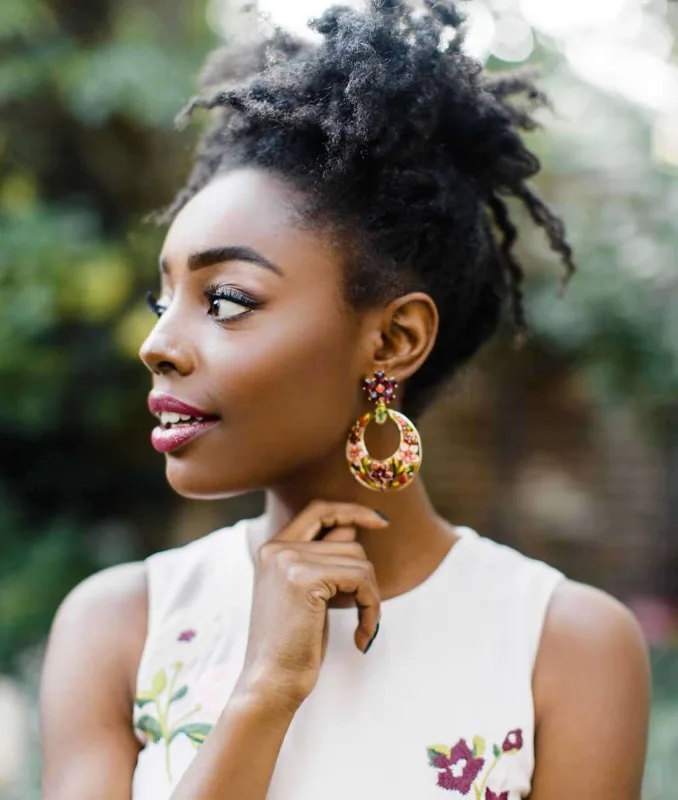 Qısa saçlı gəlinlər üçün romantik modellər