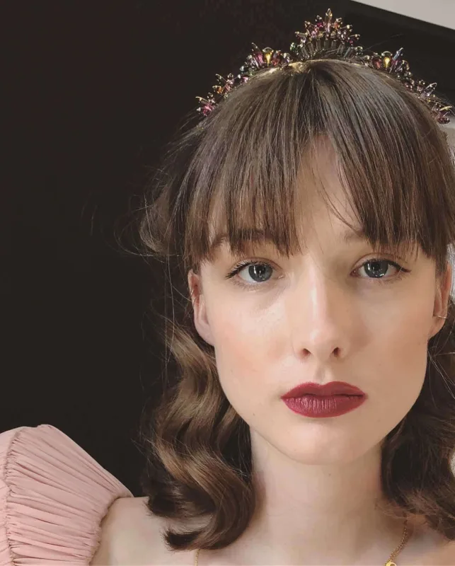 Qısa saçlı gəlinlər üçün romantik modellər