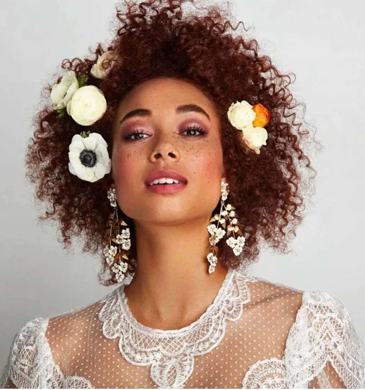 Qısa saçlı gəlinlər üçün romantik modellər