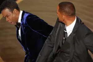 Uill Smit şilləyə görə üzr istədi