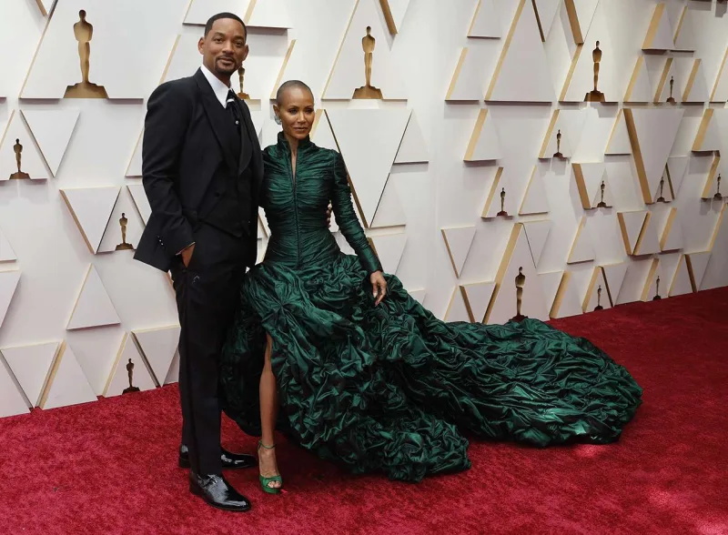 Uill Smit şilləyə görə üzr istədi