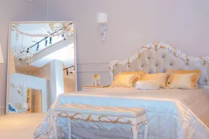 “MacKenzie-Childs” fərdiliyi ilə seçilir