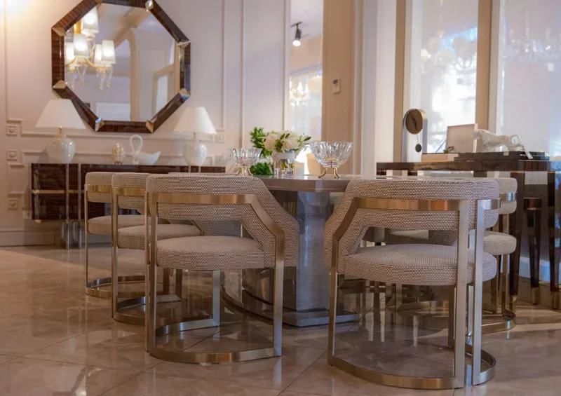 “MacKenzie-Childs” fərdiliyi ilə seçilir