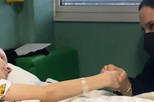 Coli ukraynalı xəstə uşaqlarla görüşdü