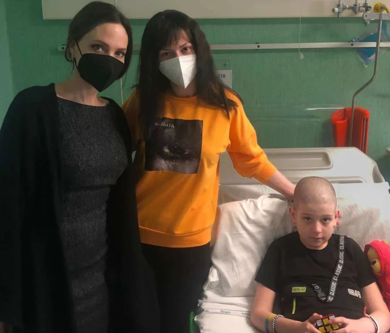 Coli ukraynalı xəstə uşaqlarla görüşdü