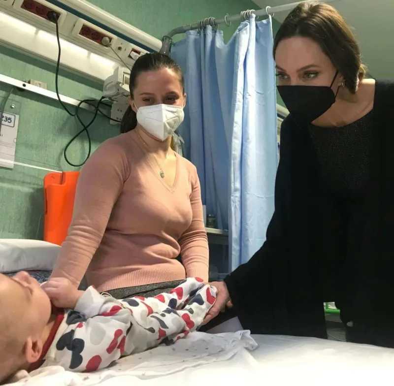 Coli ukraynalı xəstə uşaqlarla görüşdü